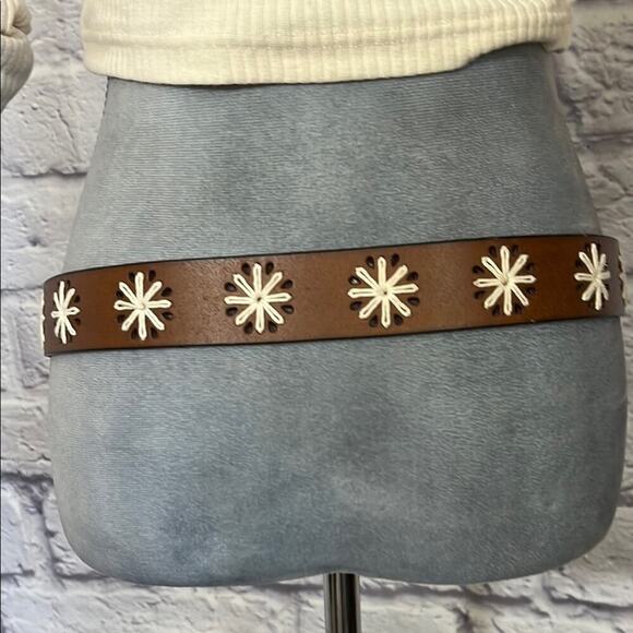 Black Leather Belt with Classic Buckle - Picture 3 of 8